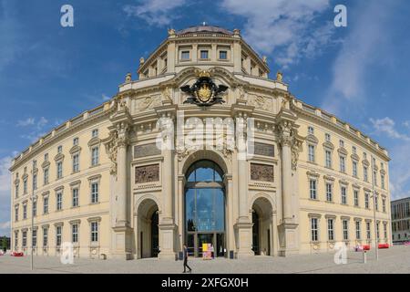 Große Wappenkartusche am Eosanderportal, Westfassade, Humboldt Forum, Schloßplatz, Mitte, Berlino, Deutschland *** grande stemma cartiglio sul portale Eosander, facciata ovest, Humboldt Forum, Schloßplatz, Mitte, Berlino, Germania Foto Stock