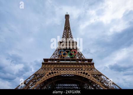 La Torre Eiffel, simbolo della città di Parigi, decorata con gli anelli olimpici in occasione delle Olimpiadi estive di Parigi 2024 Foto Stock
