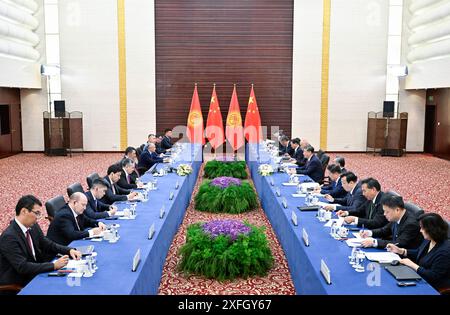 Astana, Kazakistan. 3 luglio 2024. Il presidente cinese Xi Jinping incontra il presidente kirghiso Sadyr Japarov in vista della 24a riunione del Consiglio dei capi di Stato dell'Organizzazione di cooperazione di Shanghai ad Astana, Kazakistan, 3 luglio 2024. Crediti: Yin Bogu/Xinhua/Alamy Live News Foto Stock