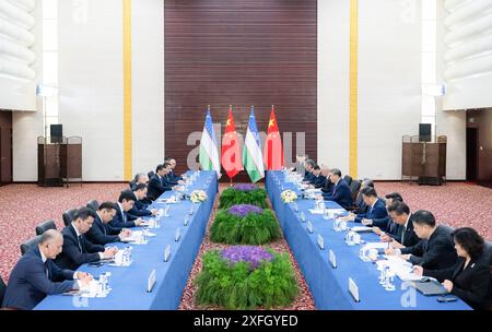 Astana, Kazakistan. 3 luglio 2024. Il presidente cinese Xi Jinping incontra il presidente uzbeko Shavkat Mirziyoyev in vista della 24a riunione del Consiglio dei capi di Stato dell'Organizzazione di cooperazione di Shanghai ad Astana, Kazakistan, 3 luglio 2024. Crediti: Zhai Jianlan/Xinhua/Alamy Live News Foto Stock