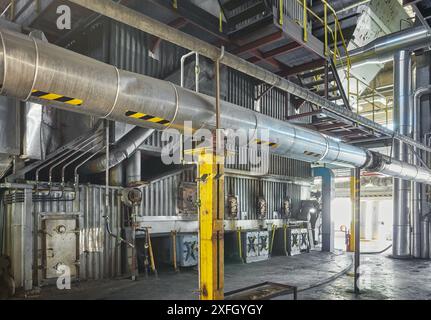 Interno di un vecchio impianto di riscaldamento a carbone che fornisce calore a una rete di teleriscaldamento. Foto Stock