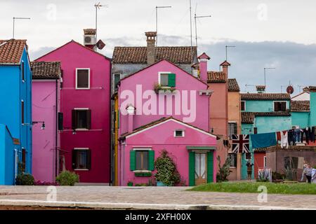 Stadtansicht mit Kanälen und bunt bemalten Häusern auf der Insel Burano. // 28.05.2024: Burano, Venedig, Venezien, Italien, Europa *** Vista città con Foto Stock