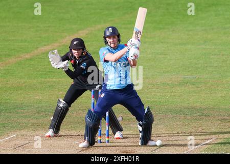 Bristol, Regno Unito. 3 luglio 2024. Natalie Sciver-Brunt in azione per l'Inghilterra durante la terza partita MetroBank Women's ODI tra England Women e New Zealand Women al Seat Unique Stadium di Bristol, Regno Unito, il 3 luglio 2024. Foto di Stuart Leggett. Solo per uso editoriale, licenza richiesta per uso commerciale. Non utilizzare in scommesse, giochi o pubblicazioni di singoli club/campionato/giocatori. Crediti: UK Sports Pics Ltd/Alamy Live News Foto Stock