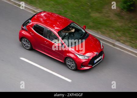 OSTRAVA, REPUBBLICA CECA - 27 MAGGIO 2024: Toyota Yaris XP210 berlina rossa con effetto di sfocatura del movimento Foto Stock