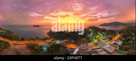 Vista aerea delle nuvole colorate in uno splendido tramonto sul mare al punto panoramico di Laem Phrom Thep. Scena di nuvole che fluttuano nel cielo colorato in uno splendido tramonto Foto Stock