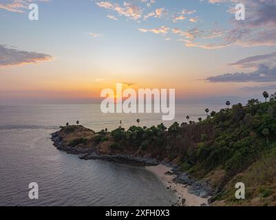 Vista aerea nuvola in uno splendido tramonto al punto panoramico di Promthep cape. Scena di nuvole che fluttuano nel cielo colorato in uno splendido tramonto. Colore sfumatura. Sky te Foto Stock