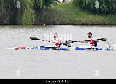 Seghedino. Ungheria. 8 maggio 2024. La Coppa del mondo di canoa 2024 ICF e i Campionati del mondo di Paracanoe. Parco acquatico olimpico di Szeged. James Russell (GBR) e Trevor Thomson (GBR) durante le qualificazioni olimpiche europee per Canoe Sprint a Szeged, Ungheria. Foto Stock