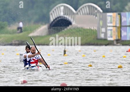 Seghedino. Ungheria. 8 maggio 2024. La Coppa del mondo di canoa 2024 ICF e i Campionati del mondo di Paracanoe. Parco acquatico olimpico di Szeged. James Russell (GBR) e Trevor Thomson (GBR) durante le qualificazioni olimpiche europee per Canoe Sprint a Szeged, Ungheria. Foto Stock