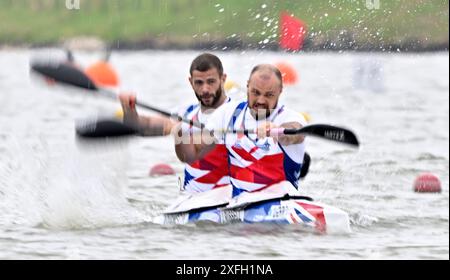 Seghedino. Ungheria. 8 maggio 2024. La Coppa del mondo di canoa 2024 ICF e i Campionati del mondo di Paracanoe. Parco acquatico olimpico di Szeged. James Russell (GBR) e Trevor Thomson (GBR) durante le qualificazioni olimpiche europee per Canoe Sprint a Szeged, Ungheria. Foto Stock