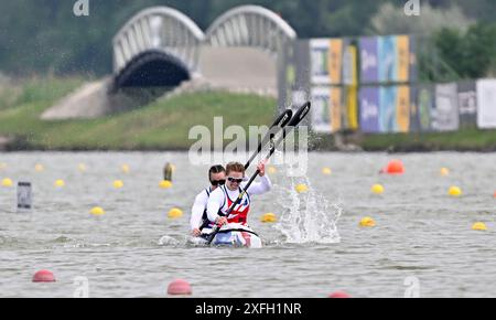 Seghedino. Ungheria. 8 maggio 2024. La Coppa del mondo di canoa 2024 ICF e i Campionati del mondo di Paracanoe. Parco acquatico olimpico di Szeged. Deborah Kerr (GBR) e Emma Russell (GBR) durante le qualificazioni olimpiche europee per Canoe Sprint a Szeged, Ungheria. Foto Stock