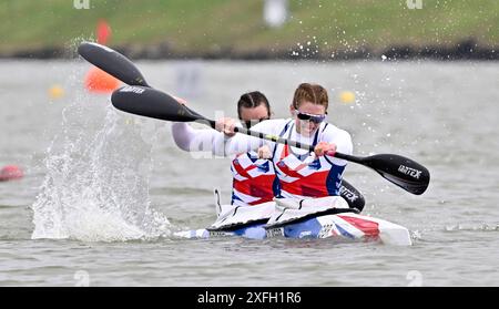 Seghedino. Ungheria. 8 maggio 2024. La Coppa del mondo di canoa 2024 ICF e i Campionati del mondo di Paracanoe. Parco acquatico olimpico di Szeged. Deborah Kerr (GBR) e Emma Russell (GBR) durante le qualificazioni olimpiche europee per Canoe Sprint a Szeged, Ungheria. Foto Stock