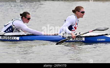 Seghedino. Ungheria. 8 maggio 2024. La Coppa del mondo di canoa 2024 ICF e i Campionati del mondo di Paracanoe. Parco acquatico olimpico di Szeged. Deborah Kerr (GBR) e Emma Russell (GBR) durante le qualificazioni olimpiche europee per Canoe Sprint a Szeged, Ungheria. Foto Stock