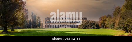 Vista della Villa reale a Monza e del parco circostante al tramonto con luce solare bagliore, Lombardia, Italia Foto Stock