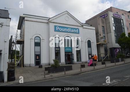 Poundland Store nel centro di Tenby. Tenby, Pembrokeshire, Galles, Regno Unito. 5 giugno 2024. Foto Stock