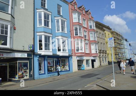 Edifici tradizionali in stile vittoriano su High Street a Tenby. Pembrokeshire, Galles, Regno Unito. 5 giugno 2024. Foto Stock