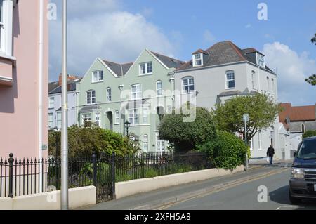 Case di South Cliff Street viste dalla St Florence Parade. Tenby, Pembrokeshire, Regno Unito. 5 giugno 2024. Foto Stock