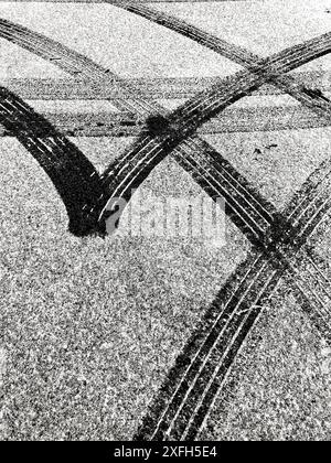 I cingoli delle gomme delle auto si trovano su strade innevate Foto Stock
