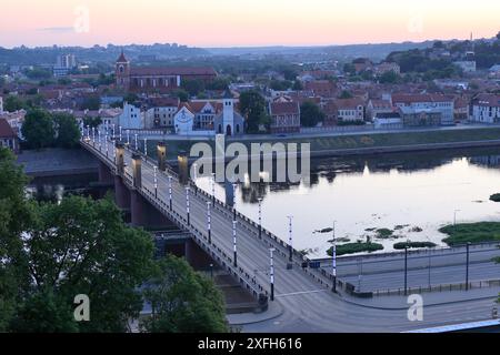 La vista della città vecchia di Kaunas prima dell'alba con la scritta "Lituania" sull'argine del fiume Neman. Foto Stock