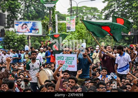 Dacca, Bangladesh. 3 luglio 2024. Studenti di diverse università e college hanno bloccato l'intersezione di Shahbag nella capitale Dhaka, Bangladesh, il 3 luglio 2024. Chiedendo il ripristino della circolare governativa del Bangladesh pubblicata nel 2018 che abolì il sistema di quote nei servizi governativi. Credito: SOPA Images Limited/Alamy Live News Foto Stock