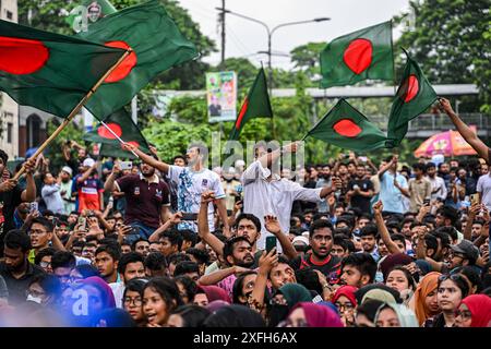 Dacca, Bangladesh. 3 luglio 2024. Studenti di diverse università e college hanno bloccato l'intersezione di Shahbag nella capitale Dhaka, Bangladesh, il 3 luglio 2024. Chiedendo il ripristino della circolare governativa del Bangladesh pubblicata nel 2018 che abolì il sistema di quote nei servizi governativi. Credito: SOPA Images Limited/Alamy Live News Foto Stock