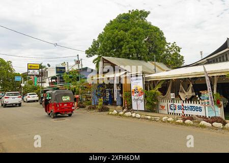 Raod principale a Puerto Viejo de Talamanca in Costa Rica Foto Stock