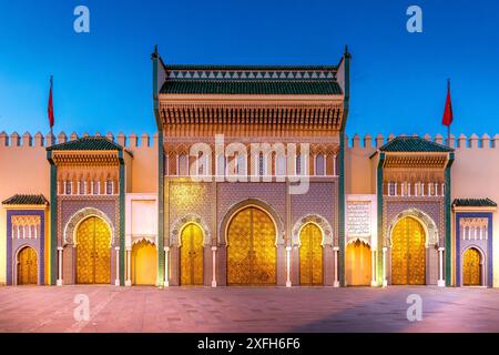 Fez, Marocco - 23 marzo 2024: Porta di ottone e piastrelle a mosaico zellige su Dar al-Makhzen o Palazzo reale Dar el-Makhzen a Fez, Marocco Foto Stock