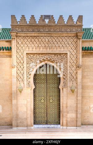 Fez, Marocco - 23 marzo 2024: Porta di ottone e piastrelle a mosaico zellige su Dar al-Makhzen o Palazzo reale Dar el-Makhzen a Fez, Marocco Foto Stock