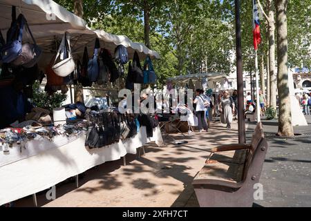 Antibes, Francia - 11 maggio 2024 - mercati di sabato in Place General de Gaulle in una giornata di primavera di sole Foto Stock