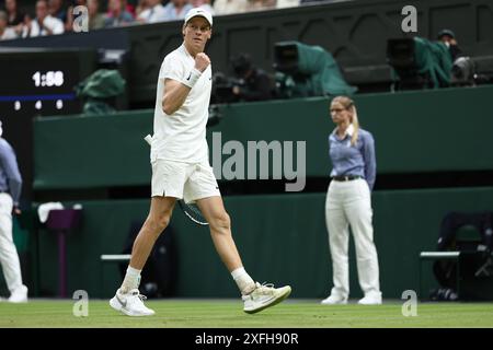 3 luglio 2024; All England Lawn Tennis and Croquet Club, Londra, Inghilterra; Wimbledon Tennis Tournament, 3° giorno; Jannik Sinner (ITA) celebra un punto durante il suo match al secondo turno contro Matteo Berrettini (ITA) Foto Stock