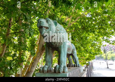 Tbilisi, Georgia - 16 GIUGNO 2024: Statua del Leone sul ponte Galaktion Tabidze, che prende il nome dal famoso poeta georgiano del XX secolo. Foto Stock