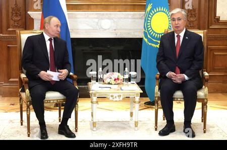 Astana, Kazakistan. 3 luglio 2024. Kazakistan Kassym-Jomart Tokayev, a destra, parla con il presidente russo Vladimir Putin, a sinistra, prima dell'inizio di un incontro bilaterale a margine del vertice dell'Organizzazione di cooperazione di Shanghai presso il Palazzo Presidenziale di Ak Orda, 3 luglio 2024, ad Astana, Kazakistan. Crediti: Gavriil Grigorov/piscina del Cremlino/Alamy Live News Foto Stock