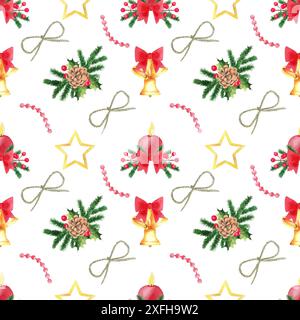 Acquerello disegnato a mano Merry Christmas motivo senza cuciture con campane dorate, bouquet di pini, stella dorata, arco, cono di pino, holly. Modello di vacanza per Foto Stock