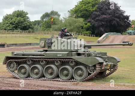 Un carro armato britannico Comet A34 risalente alla seconda guerra mondiale che gira intorno all'arena al Bovington Tank Museum durante il Tankfest 2024 Foto Stock