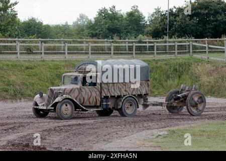 Un camion pesante Citroen T45 risalente alla seconda guerra mondiale che tira un cannone da campo tedesco intorno all'arena al Bovington Tank Museum durante il Tankfest 2024 Foto Stock