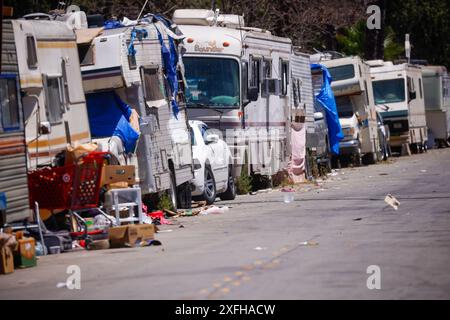 San Jose, Stati Uniti. 28 giugno 2024. I camper sono allineati lungo Asbury Street vicino al Columbus Park a San Jose, California, venerdì 28 giugno 2024. (Foto di Shae Hammond/Bay area News Group/TNS/Sipa USA) credito: SIPA USA/Alamy Live News Foto Stock