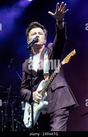 Eden Project, Bodelva, Regno Unito 3 luglio 2024. Rick Astley si esibisce alle Eden Sessions 2024 tenutesi presso l'iconico Eden Project, Bodelva, Cornovaglia, Regno Unito. La cantante ha avuto una serie di successi negli anni '1980, ma ha avuto una ripresa di popolarità di recente, inclusa un'apparizione al Glastonbury Festival dello scorso anno. Credito: Mark Passmore/Alamy Live News Foto Stock