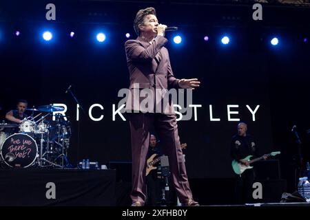 Eden Project, Bodelva, Regno Unito 3 luglio 2024. Rick Astley si esibisce alle Eden Sessions 2024 tenutesi presso l'iconico Eden Project, Bodelva, Cornovaglia, Regno Unito. La cantante ha avuto una serie di successi negli anni '1980, ma ha avuto una ripresa di popolarità di recente, inclusa un'apparizione al Glastonbury Festival dello scorso anno. Credito: Mark Passmore/Alamy Live News Foto Stock