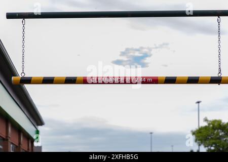 Segno di autorizzazione contro il cielo. Altezza massima consentita per i veicoli Foto Stock