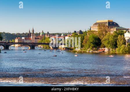 Teatro nazionale, ponte di Legii e fiume Moldava. Praga, Repubblica Ceca Foto Stock