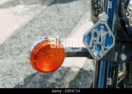 Un badge vintage in metallo per i membri del Royal Automobile Club montato su un veicolo Foto Stock