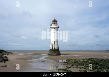 Il faro di New Brighton è un faro smantellato situato alla confluenza del fiume Mersey e della baia di Liverpool su un affioramento di New Brighton conosciuto localmente come Perch Rock. Insieme al suo vicino, il Fort Perch Rock, di epoca napoleonica, è uno dei luoghi di interesse più conosciuti del Wirral. Foto Stock