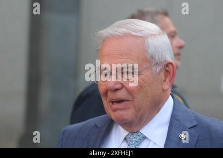 New York, Stati Uniti. 3 luglio 2024. Il senatore Robert Menendez lascia il tribunale della SDNY dopo aver rifiutato di testimoniare nel suo processo sulle accuse di corruzione in Egitto e Qatar. Crediti: Matthew Russell Lee/Alamy Live News Foto Stock