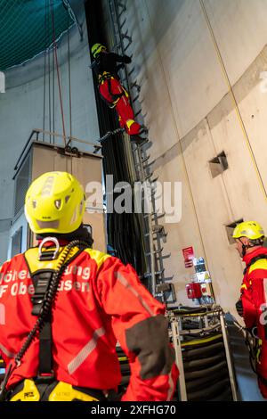 I soccorritori in altezza dei vigili del fuoco professionisti di Oberhausen praticano la discesa da una turbina eolica da un'altezza di 150 metri, salendo fino alla t Foto Stock