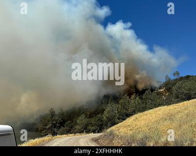 Oroville, California, Stati Uniti. 3 luglio 2024. Fumo da un incendio vegetale, dal Thompson Fire, che brucia vicino a Cherokee Road e al Thompson Flat Cemetery di Oroville, martedì 2 luglio 2024. Circa 28.000 residenti sono stati costretti ad evacuare a causa dell'incendio di Thompson che si è rapidamente diffuso su più di 3.000 acri vicino alla città di Oroville, a circa un'ora fuori Sacramento. (Immagine di credito: © Cal Fire Butte Unit/ZUMA Press Wire) SOLO PER USO EDITORIALE! Non per USO commerciale! Foto Stock