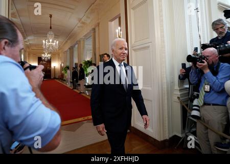 Washington, DC il 3 luglio 2024. Washington, Vereinigte Staaten. 3 luglio 2024. Il presidente degli Stati Uniti Joe Biden arriva per una cerimonia della Medal of Honor nella East Room della Casa Bianca a Washington, DC il 3 luglio 2024. Credito: Yuri Gripas/Pool tramite CNP/dpa/Alamy Live News Foto Stock