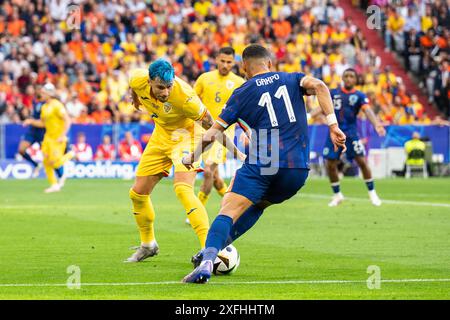 Monaco, Germania. 2 luglio 2024. Andrei Ratiu (2) di Romania e Cody Gakpo (11) dei Paesi Bassi visti durante il turno di UEFA Euro 2024 del 16 incontro tra Romania e Paesi Bassi all'Allianz Arena di Monaco. Foto Stock