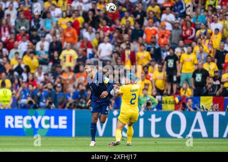 Monaco, Germania. 2 luglio 2024. Virgil van Dijk (4) dei Paesi Bassi e Andrei Ratiu (2) della Romania visti durante il turno di UEFA Euro 2024 del 16 incontro tra Romania e Paesi Bassi all'Allianz Arena di Monaco. Foto Stock