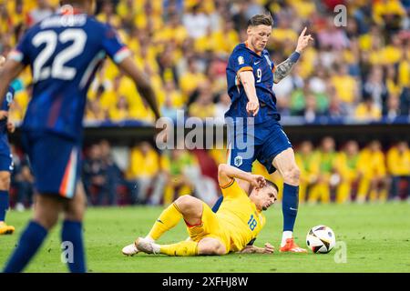 Monaco, Germania. 2 luglio 2024. Wout Weghorst (9) dei Paesi Bassi e Razvan Marin (18) della Romania visti durante il turno di UEFA Euro 2024 del 16 incontro tra Romania e Paesi Bassi all'Allianz Arena di Monaco. Foto Stock