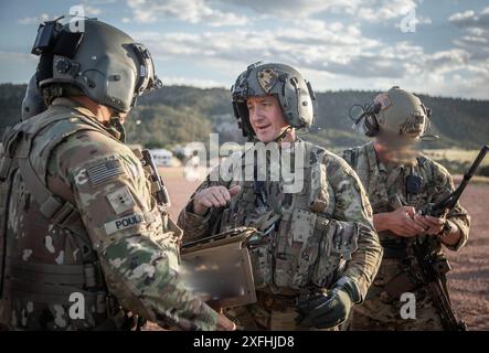 Un pilota del 3rd Assault Helicopter Battalion, 4th Aviation Regiment, 4th Combat Aviation Brigade, 4th Infantry Division, briefs Ivy Soldiers assegnati al 2nd Battalion, 23rd Infantry Regiment, 1st Stryker Brigade Combat Team, 4th Infantry Division, e soldati del 10th Special Forces Group prima di un attacco aereo per eseguire operazioni di ricognizione speciali in combinazione con LA MESSA IVY a Fort Carson, Colorado, il 6 giugno 2024. (Foto dell'esercito degli Stati Uniti di SPC. Joshua Zayas) Foto Stock