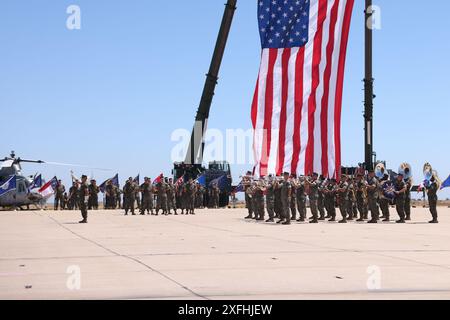 I Marines degli Stati Uniti con la 3rd Marine Aircraft Wing Band e la 3rd MAW sono in formazione durante la cerimonia del cambio di comando della 3rd MAW presso la Marine Corps Air Station Miramar, California, 2 luglio 2024. La cerimonia del cambio di comando significa la transizione verso una nuova leadership e una continuazione della costante preparazione dell'unità a combattere e vincere. La missione del 3rd MAW è quella di fornire forze di aviazione di spedizione pronte al combattimento, in grado di avere un preavviso breve e impiego a livello mondiale in risposta ai compiti dei comandanti regionali, dei comandanti componenti e dei comandanti della Task Force aeronautica marina. (Stati Uniti Mar Foto Stock